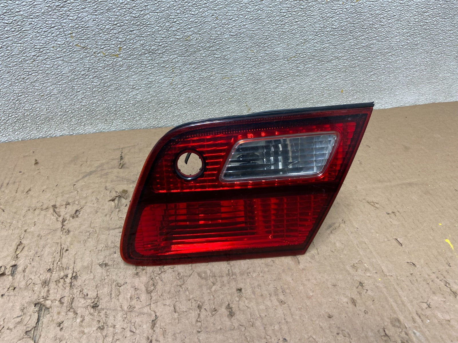 1998-1999 Toyota Avalon Right Passenger RH Side Inner Tail Light OEM Y0439 GD0