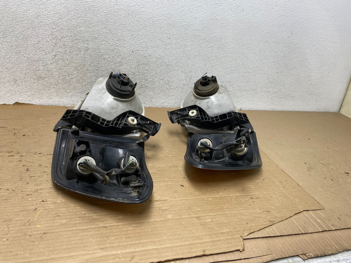 2001-2004 Toyota Sequoia Left+Right Side Halogen Headlights DEPO AG8323 DW9