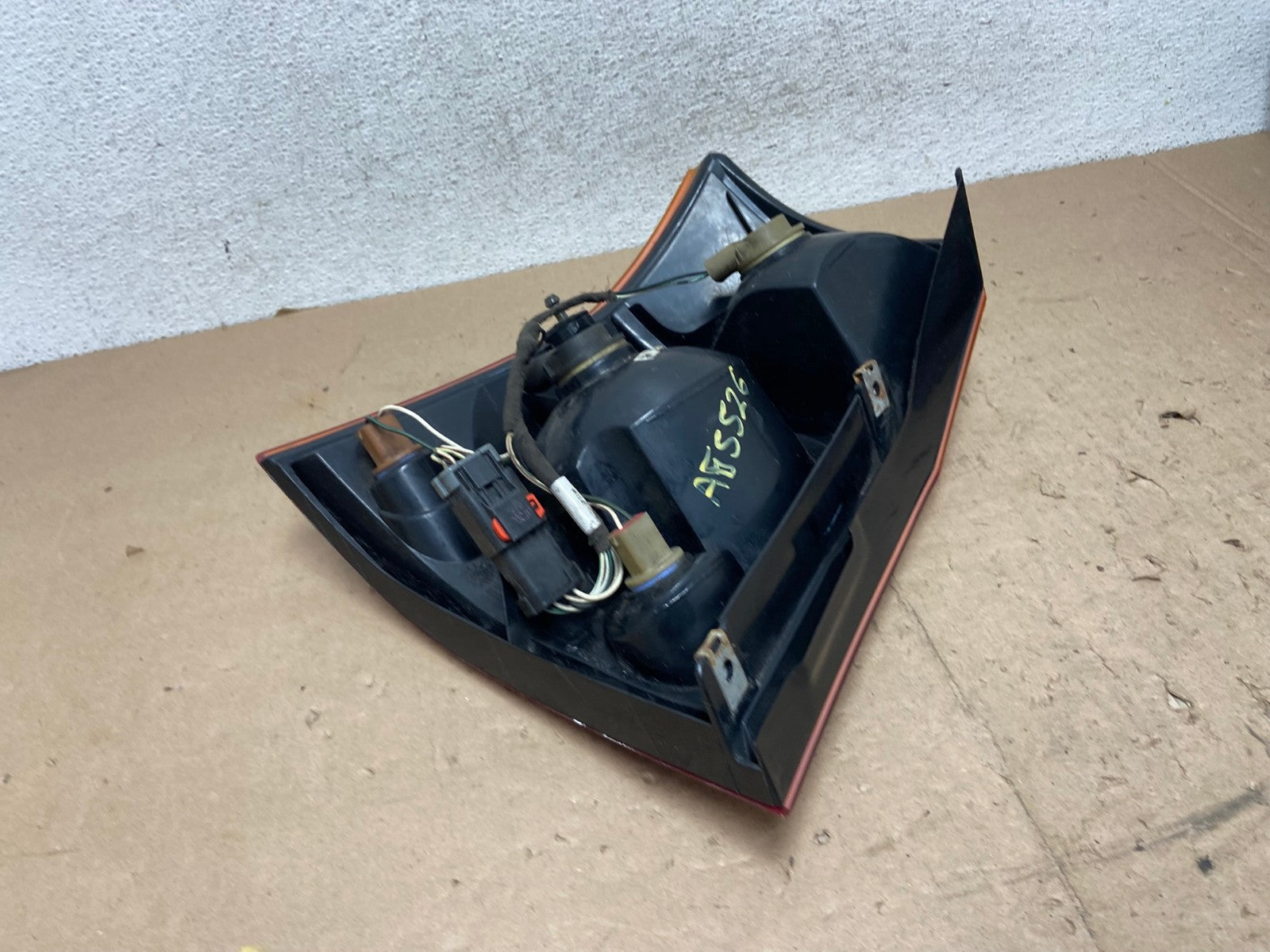2004 to 2006 Chrysler Pacifica Right Passenger Rh Side Tail Light AG5526 LK5