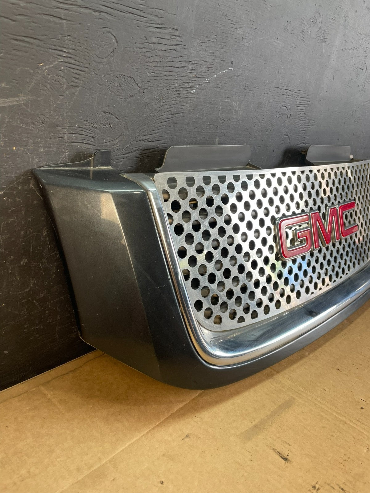 2005 to 2009 Gmc Envoy Denali Front Upper Grill Grille AC5140 DG1