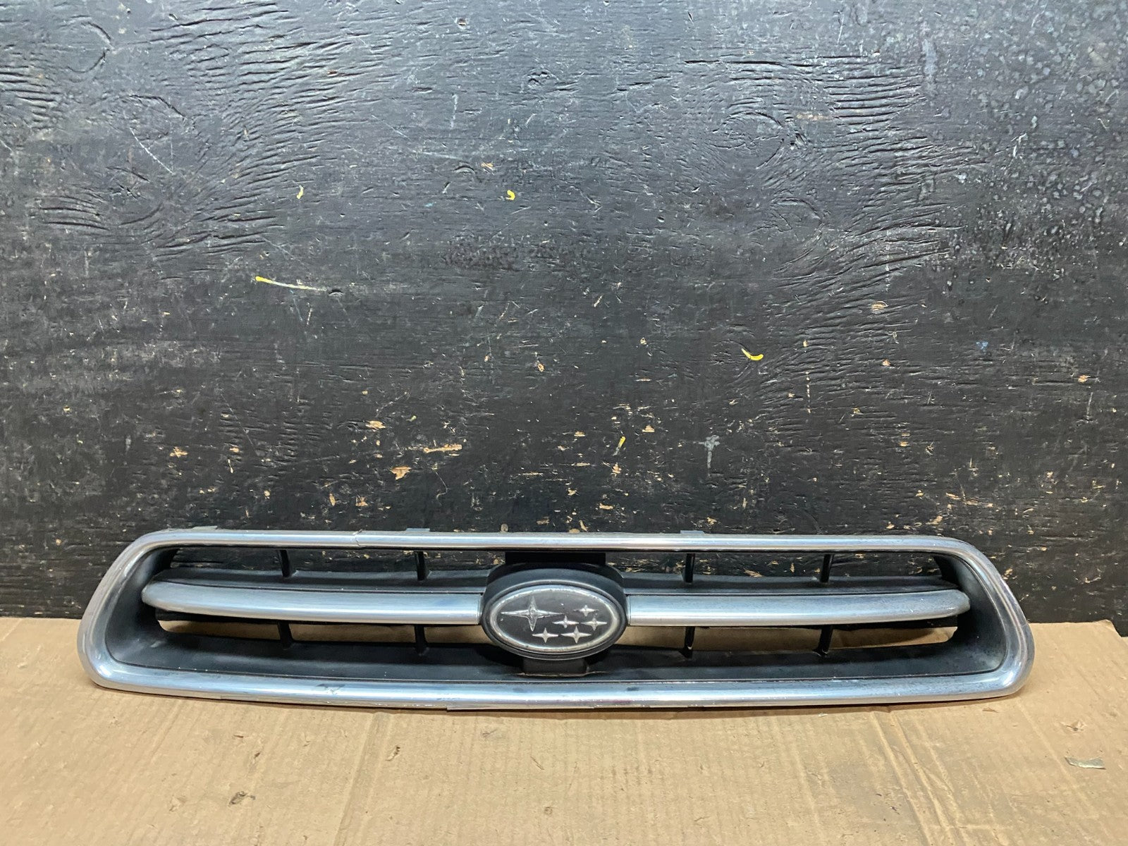 2000 to 2002 Subaru Outback Legacy Center Grille OEM 91121AE010 W2210 DG0