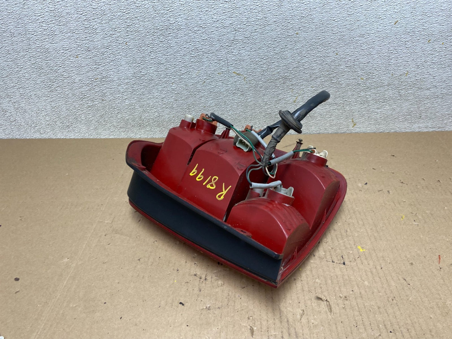 2002 Kia Sedona Left Driver LH Side Tail Light Oem R8199 DG5