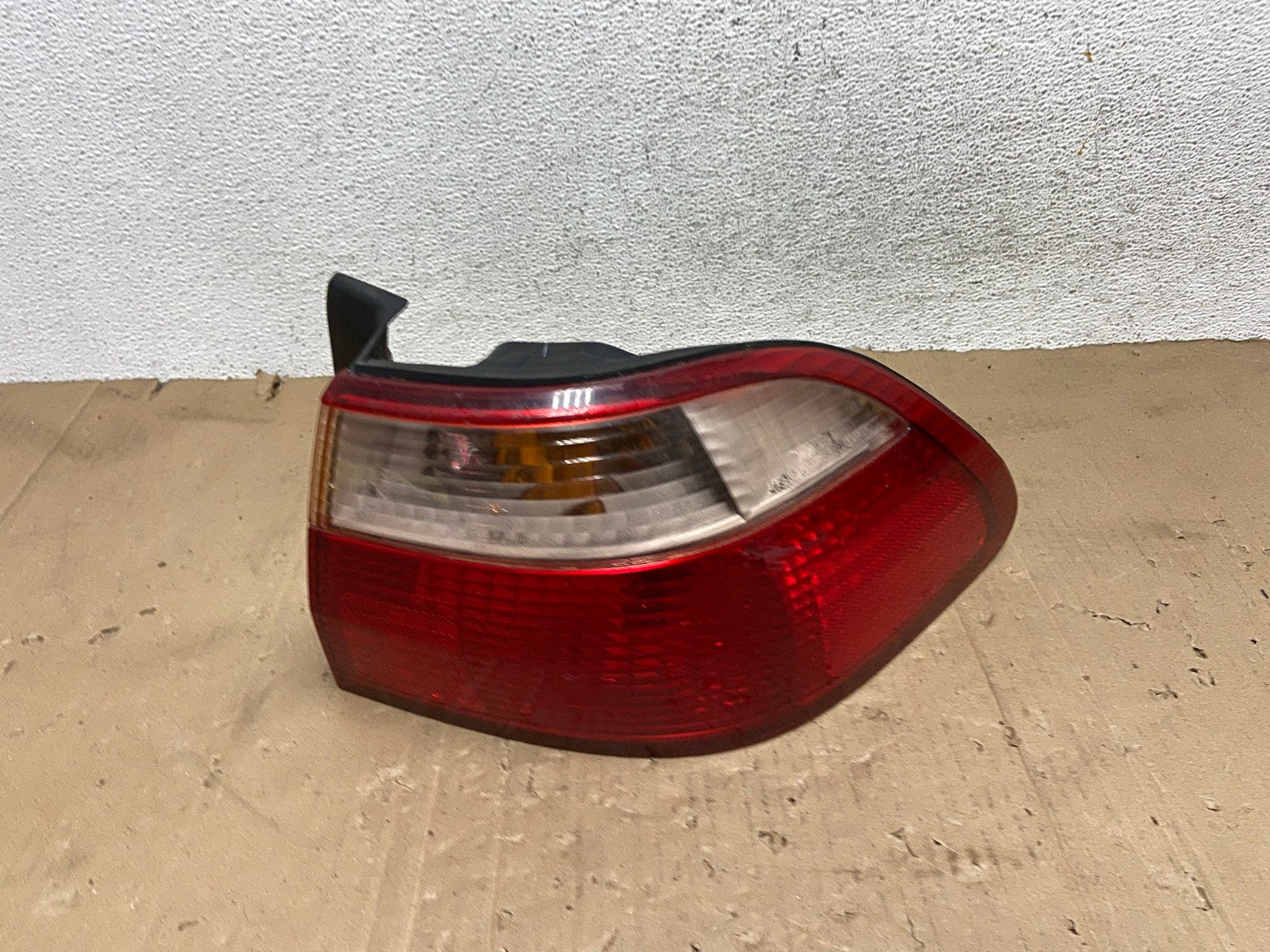 1998 to 2000 Honda Accord Sedan 4door Right RH Side Tail Light AE9233 LK0