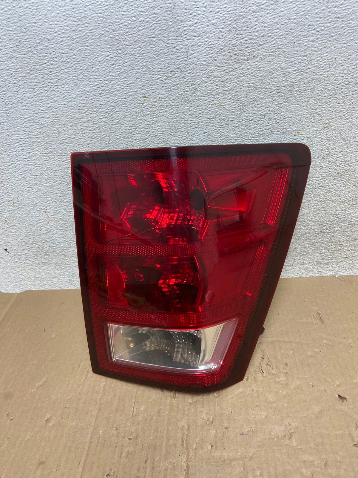 2005 - 2006 Jeep Grand Cherokee Right Passenger Rh Tail Light AI1243 LK0