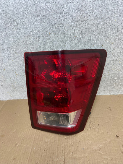 2005 - 2006 Jeep Grand Cherokee Right Passenger Rh Tail Light AI1243 LK0
