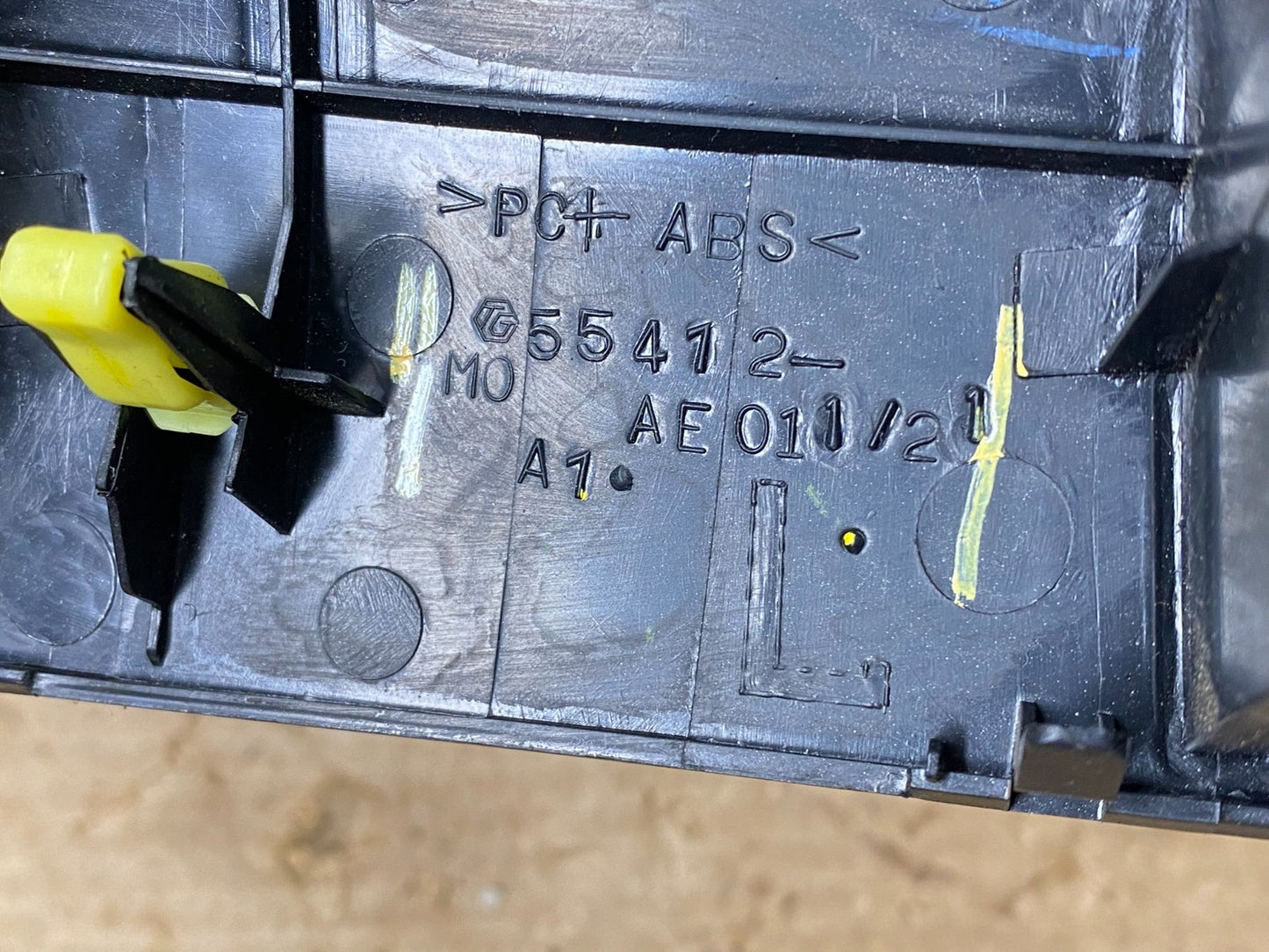 2004 to 2010 Toyota Sienna Left Side Climate Switches Bezel Trim OEM z4442 DG4