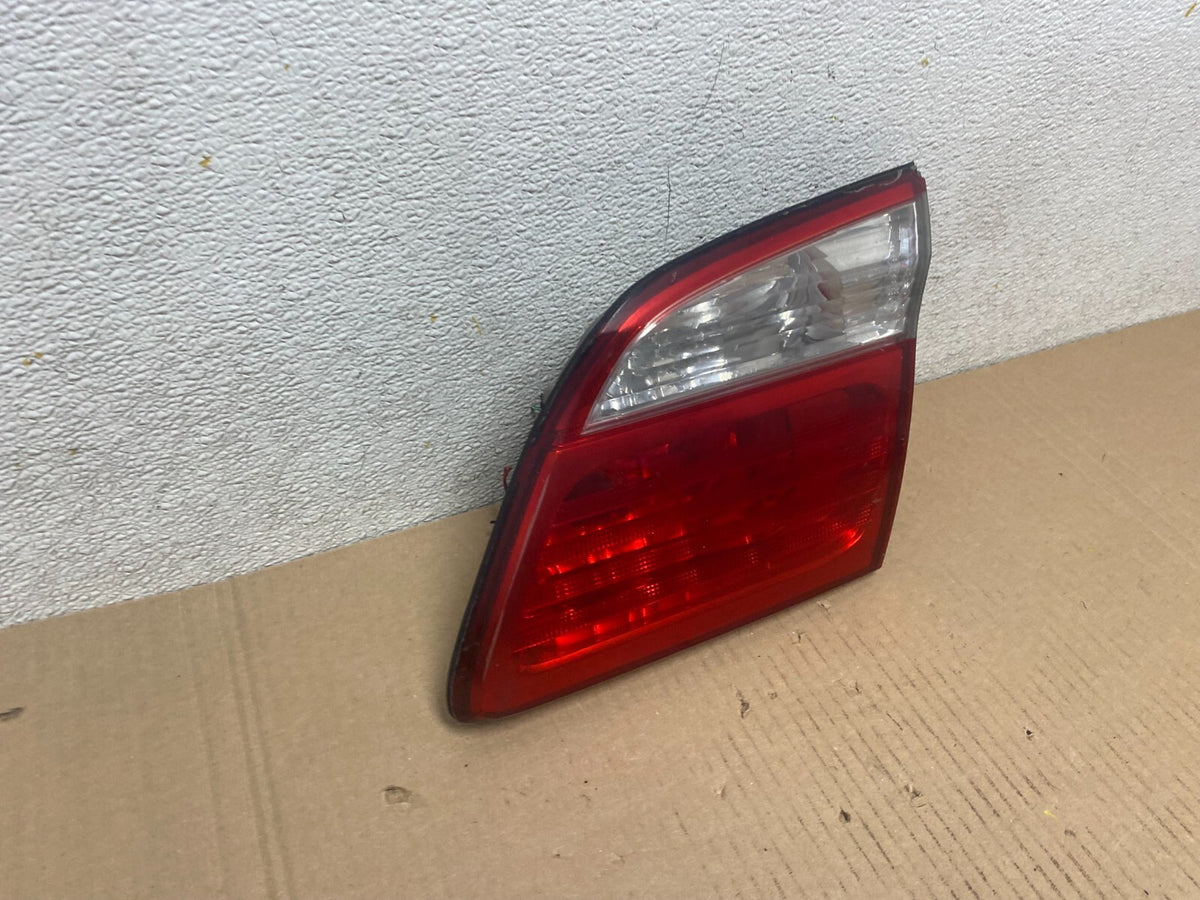 2000-2001 Infiniti i30 Right Passenger Side Tail Light Inner I5987 DW2