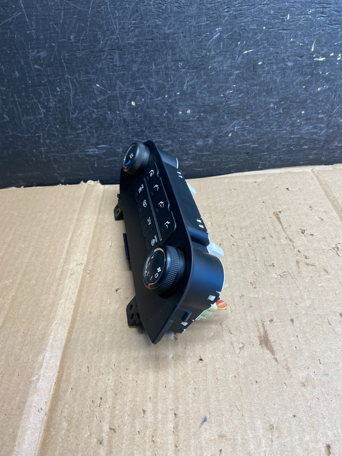 2010 to 2015 Kia Sportage Center Radio Climate Control Clock Trim AI2699 DG1