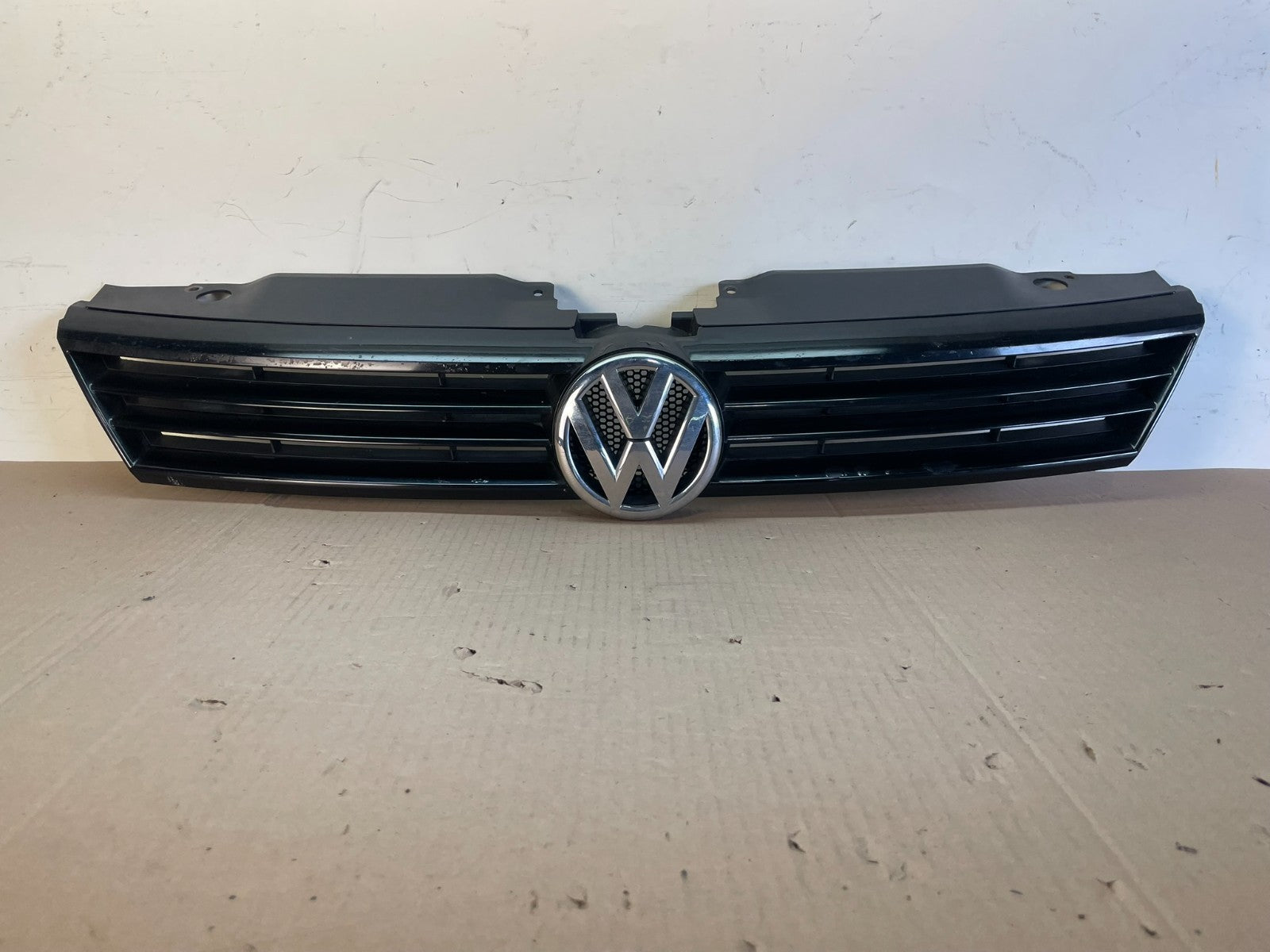 2011 to 2014 Volkswagen Jetta Sedan Front Upper Grille Grill ag7687 DG0