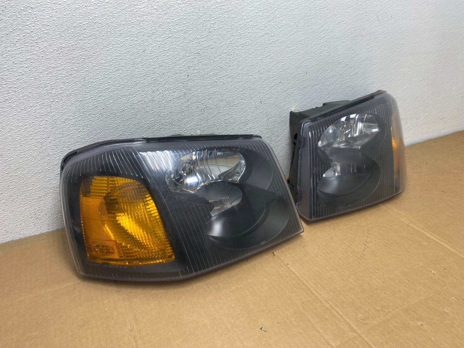 2002 to 2009 Gmc Envoy Left+Right Set Black Headlights Halogen AD0730 DW2