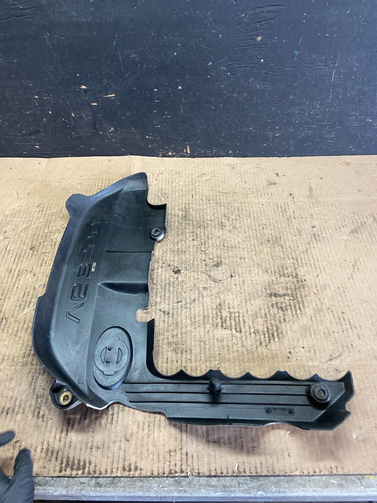 2001 to 2004 Nissan Pathfinder Engine Cover Ornament O0895 DG6