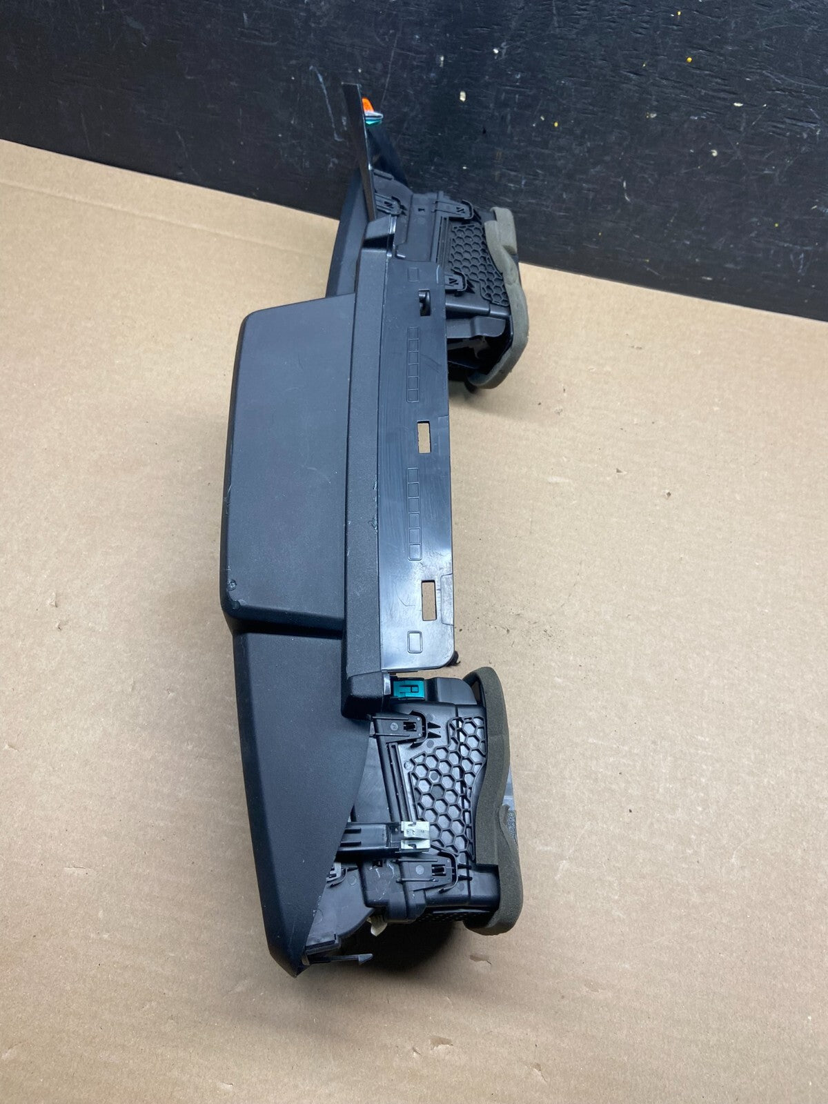 2020 to 2023 Ford  Explorer Console Radio Display Screen Air Vents L1854 DG Oem3