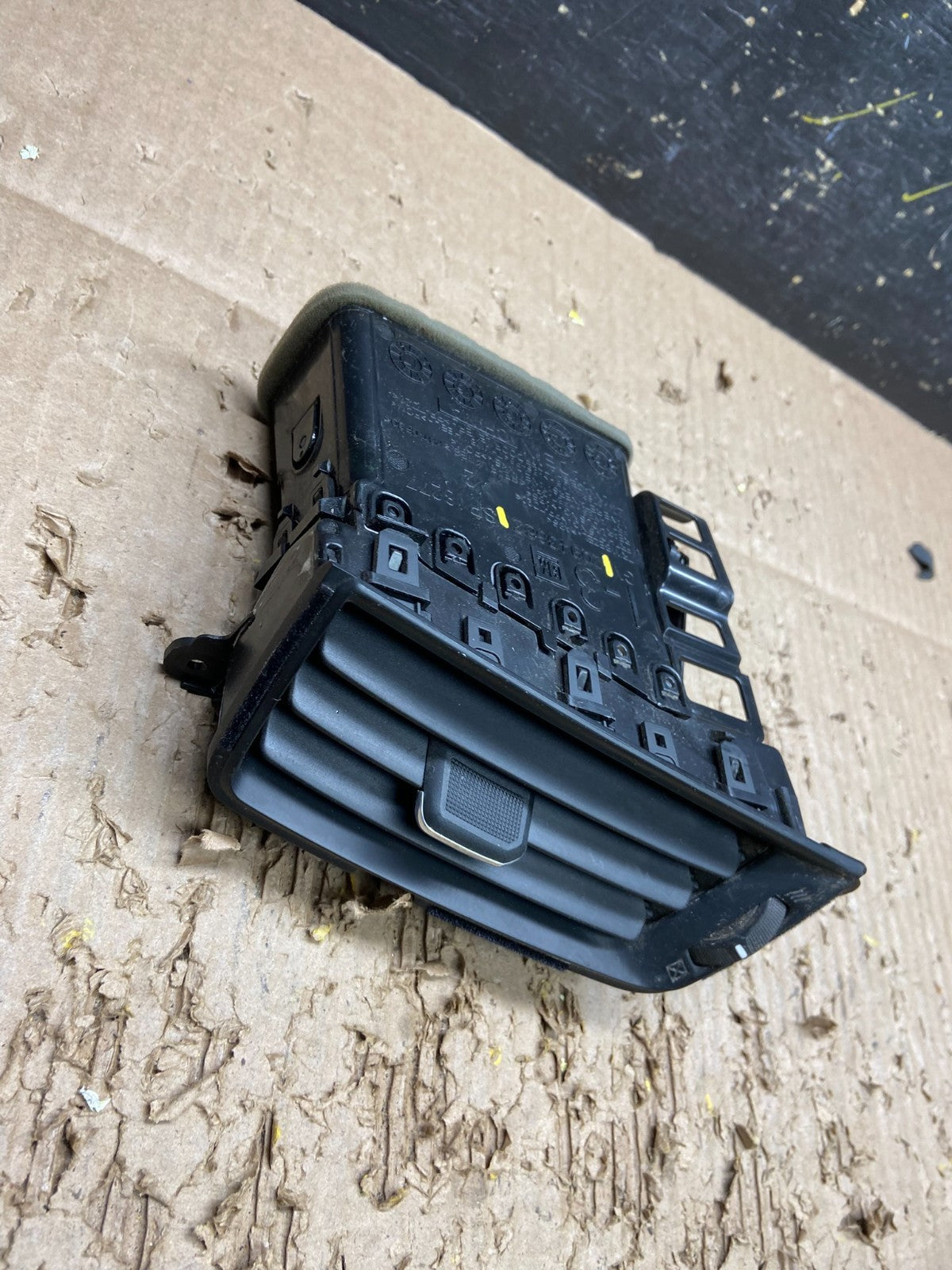 2014 to 2019  Chvrolet Silverado Front Panel Dashboard Air Vent V7561 DG2