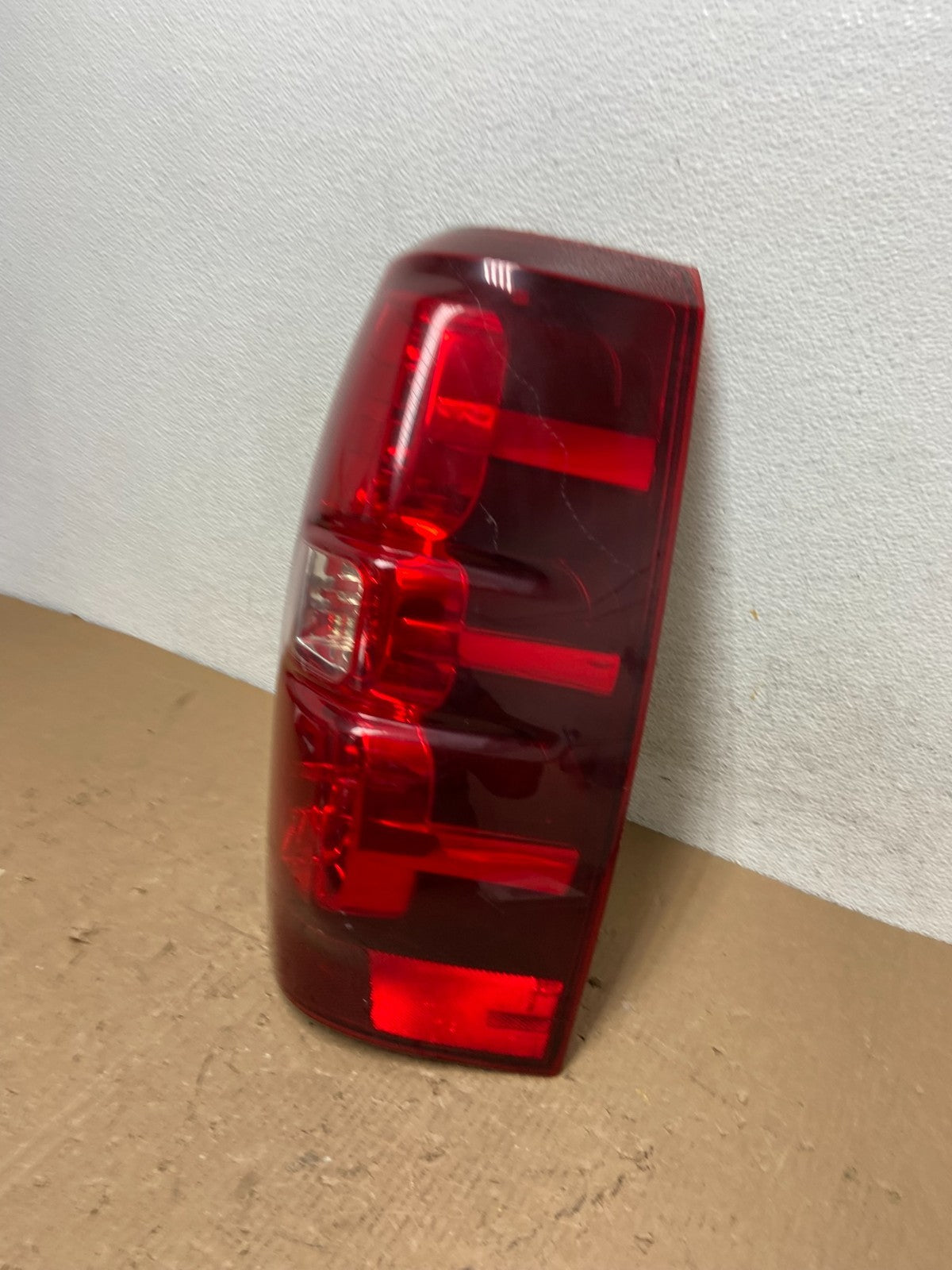 2007-2013 Chevrolet Avalanche Right Passenger RH Side Tail Light AD8252 DW1