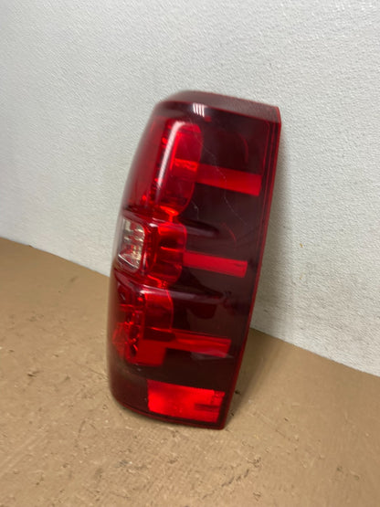 2007-2013 Chevrolet Avalanche Right Passenger RH Side Tail Light AD8252 DW1