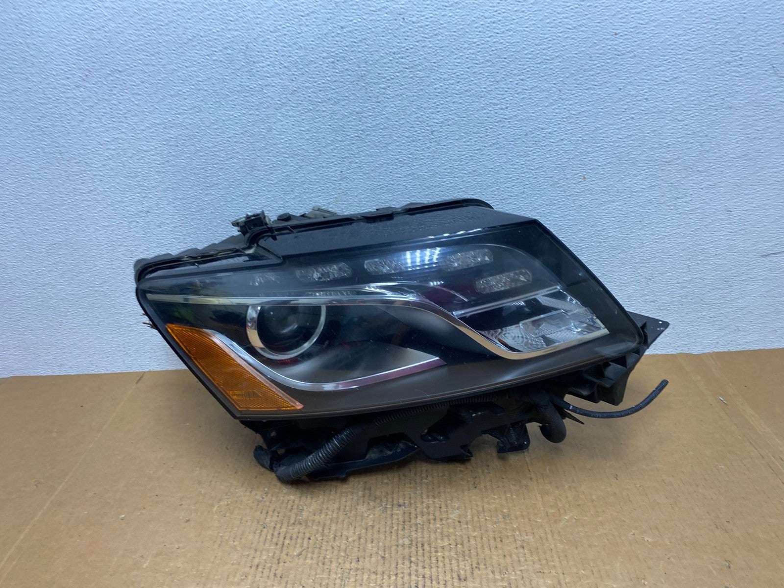 2009 to 2012 Audi Q5 Right Passenger RH Side Xenon HID Headlight AE0608 DW0