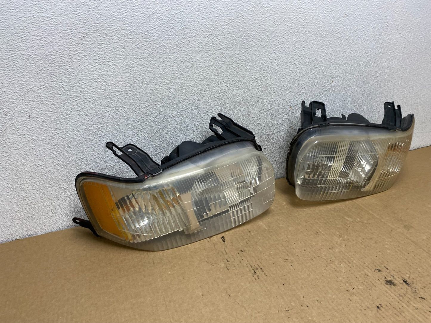 2001 - 2004 Ford Escape Headlights Left+Right Halogen AG2047 DW2