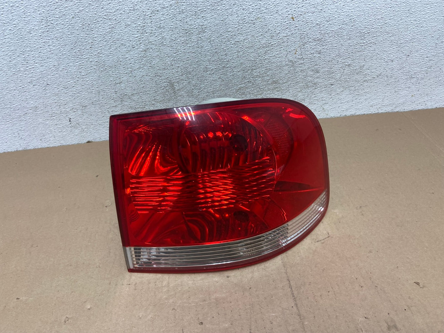 2004-2007 Volkswagen Touareg Right Passenger Side Rh Tail Light AG4603 LK0