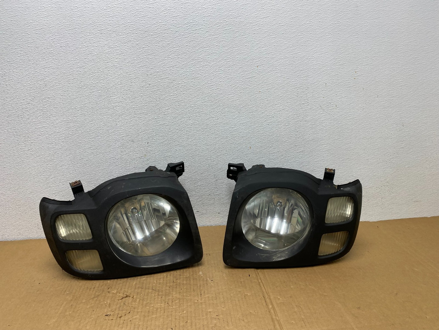 2002 2003 2004 Nissan Xterra Left+Right Side Headlights AC7618 DW0