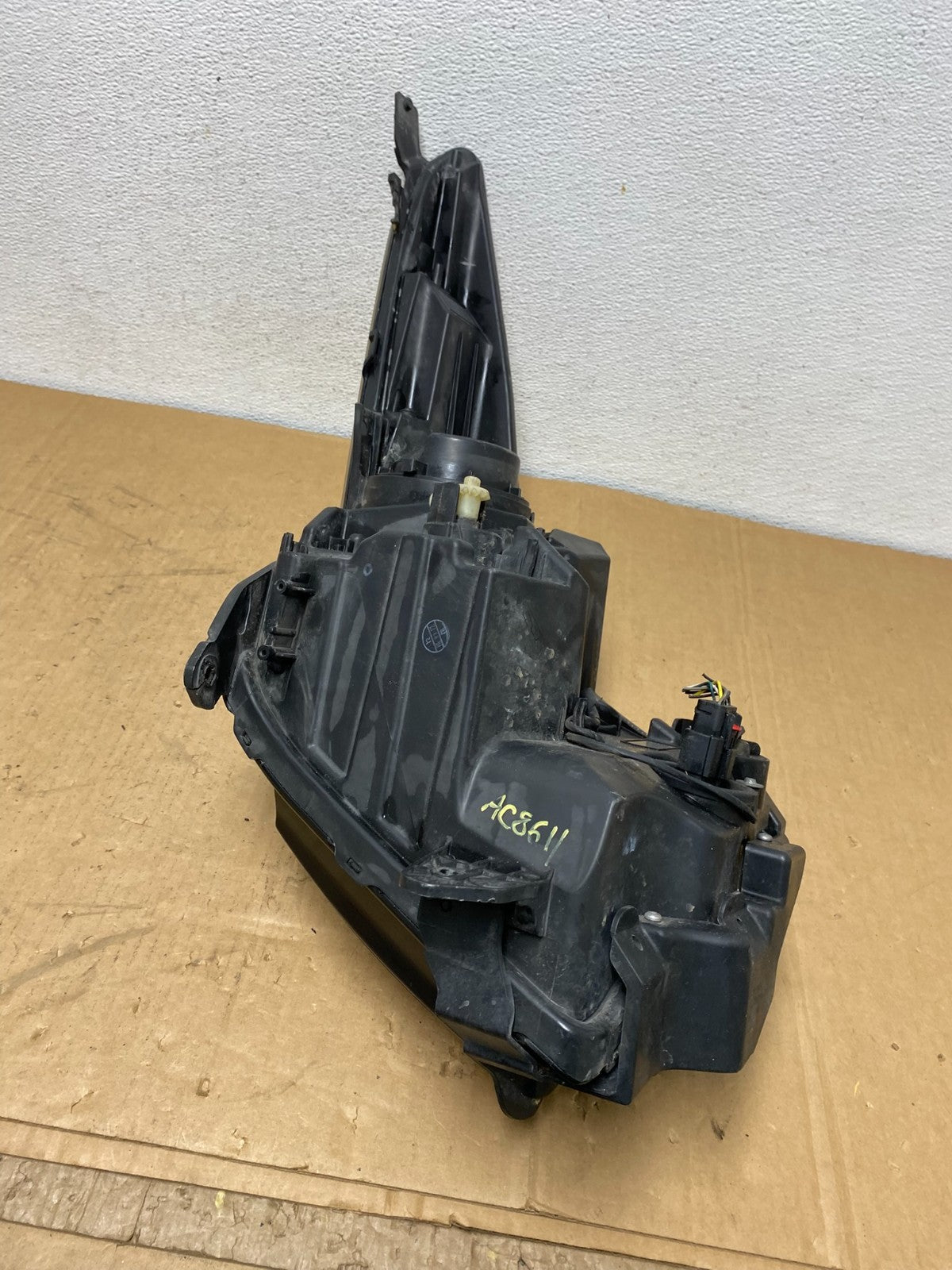 2013 to 2018 Cadillac Ats Right Passenger RH Side Halogen Headlight OE AC8611 DG5