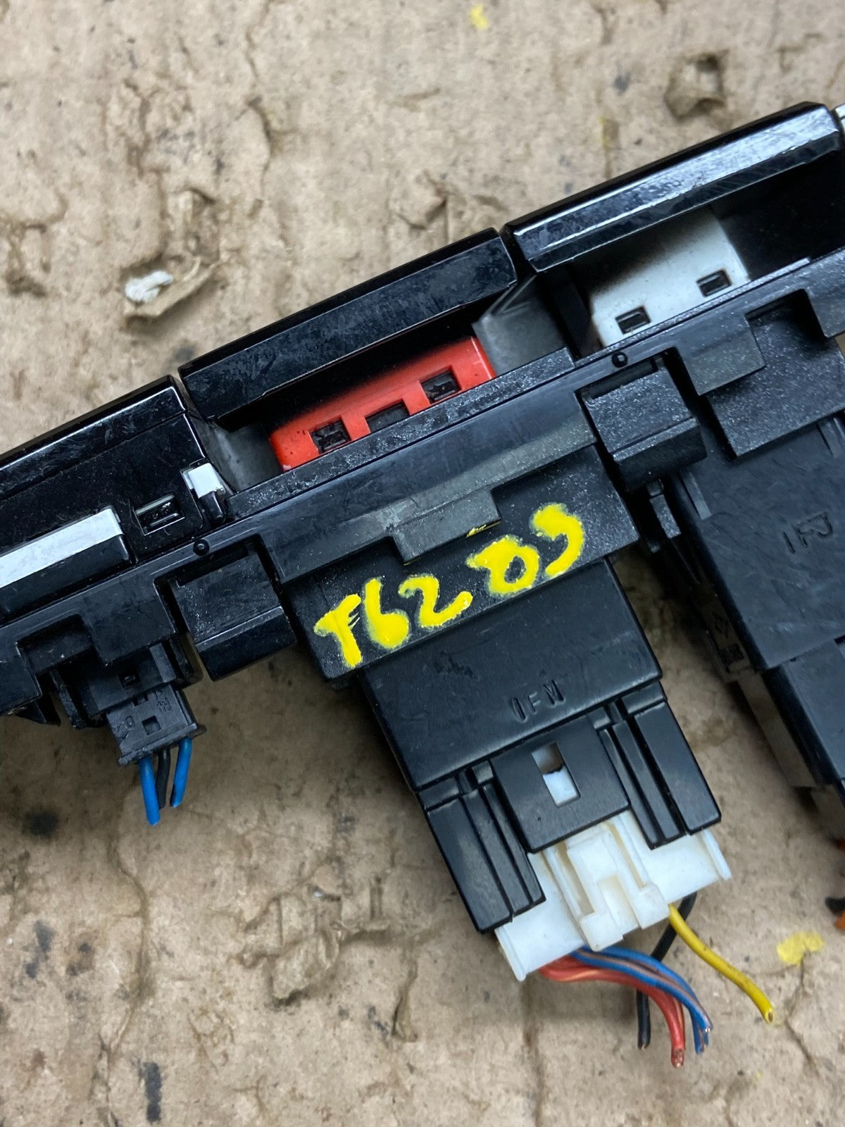 2010 to 2013 Hyundai Tucson Dash Dashboard Center Warning Hazard Switch T6285 DG6