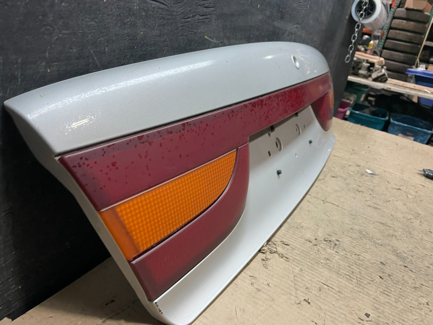 2000-2002 Saturn SL2 Sedan Center Tail Light Lid Trunk Rear Panel  V6799 DG2