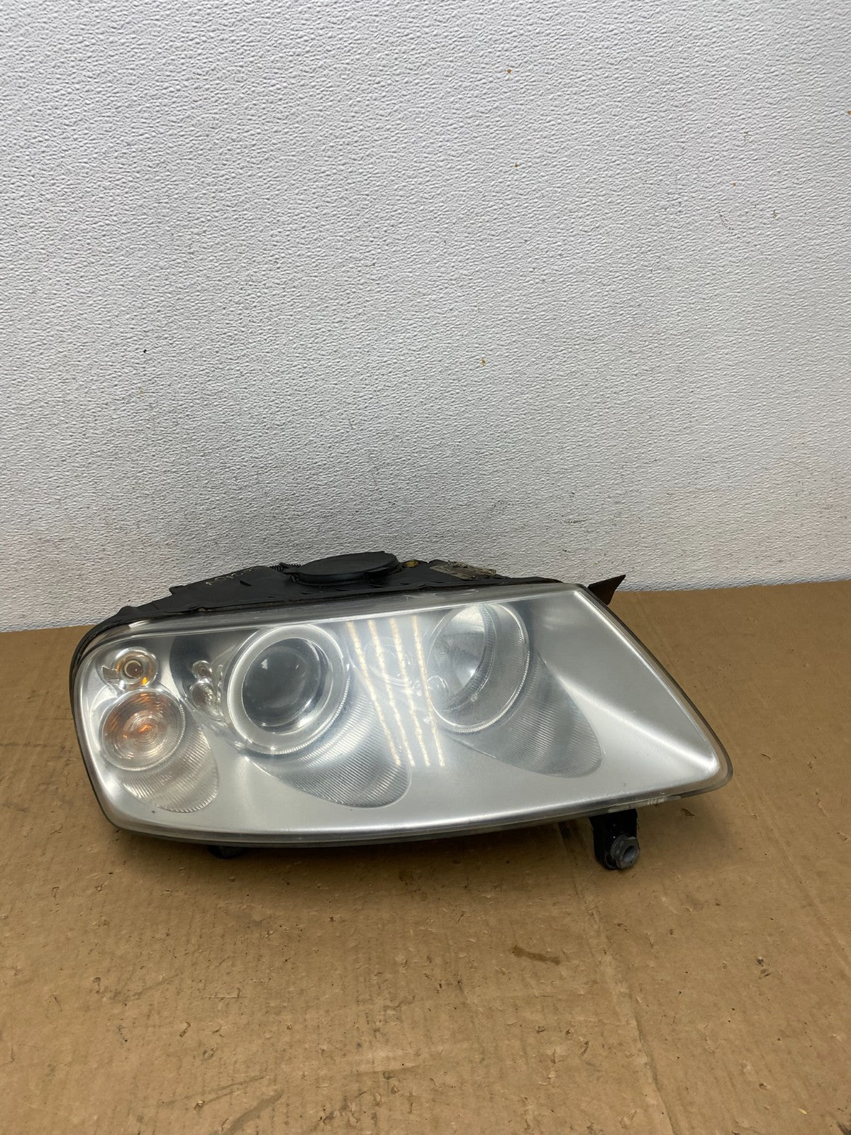 2004 to 2007 Volkswagen Touareg Right Passenger Halogen Headlight AA4296 DW0