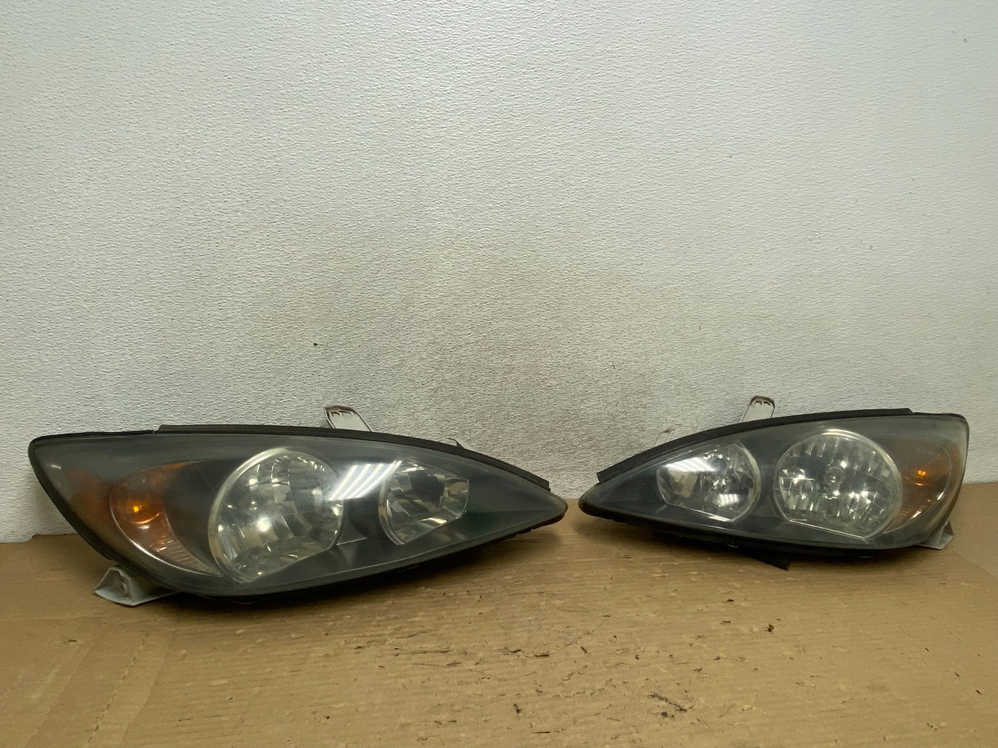 2002 2003 2004 Toyota Camry Left+Right Set Side Halogen Headlights AG8299 DW0