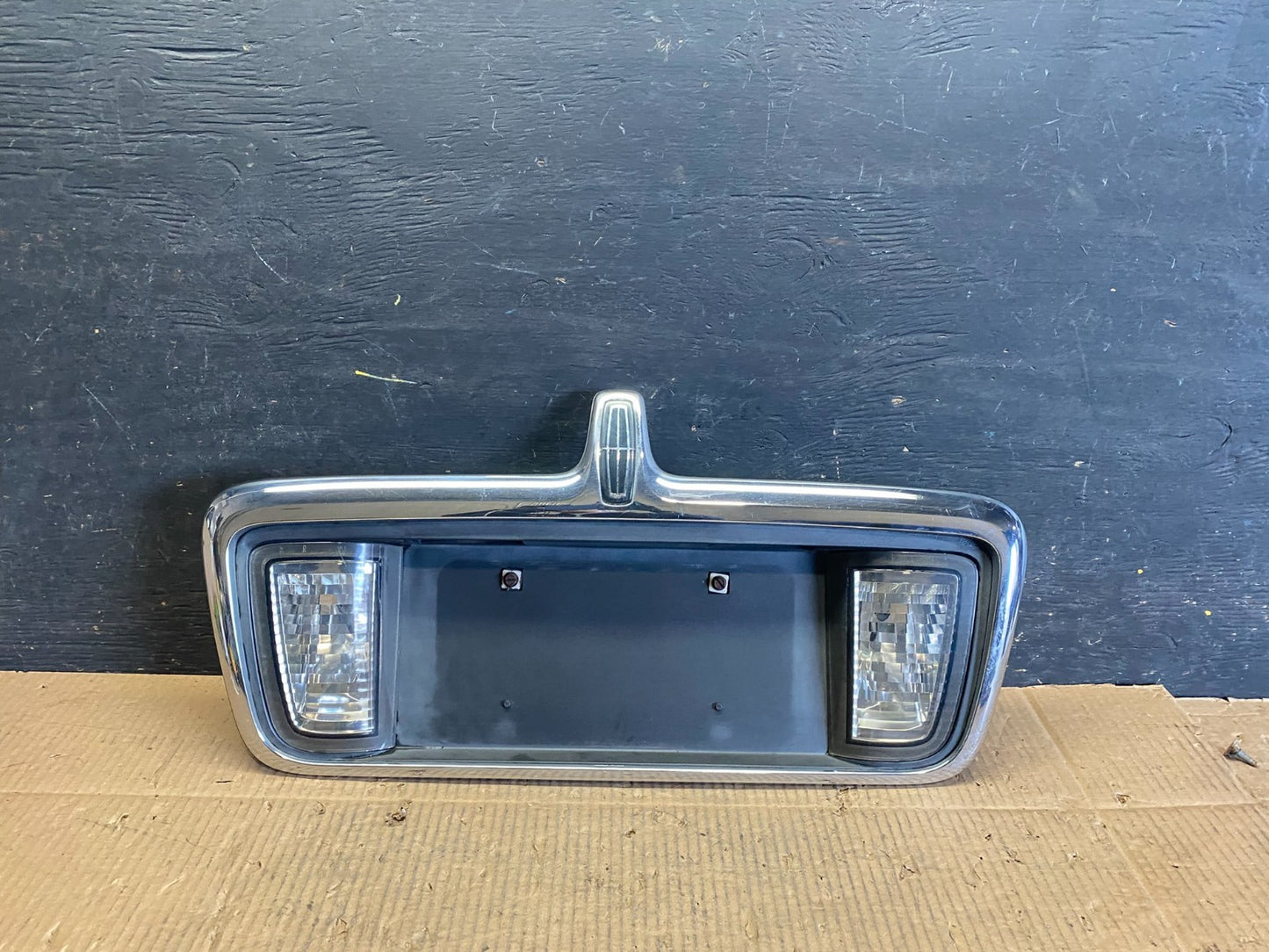 2003- 2006 Lincoln LS Rear Finish Panel Trunk Panel Chrome T6849 DG0