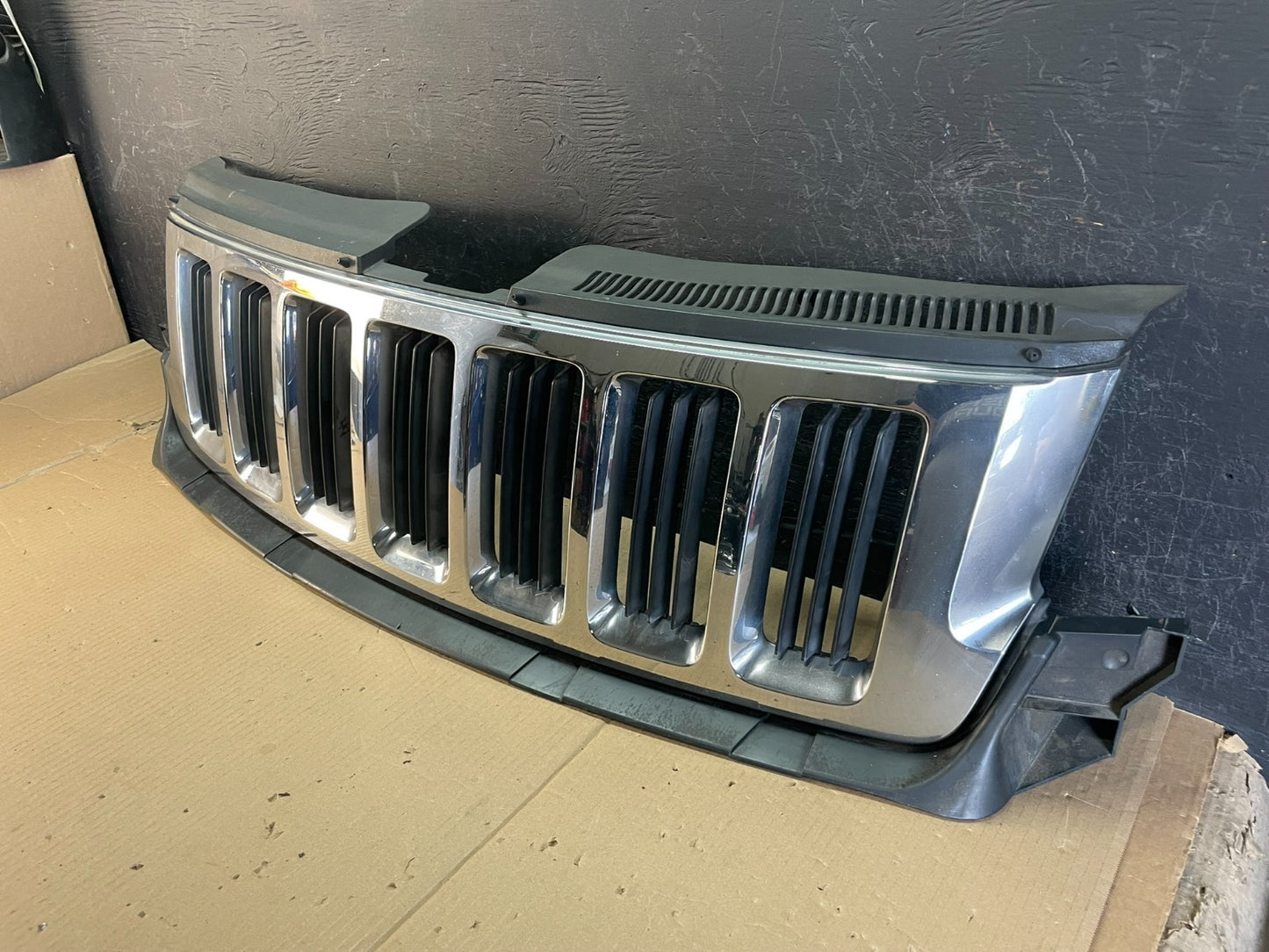 2011 to 2013 Jeep Grand Cherokee Front Upper Grill Grille AE3592 DG1