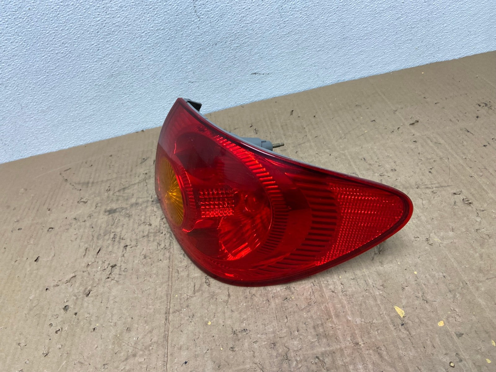 2003 to 2005 Toyota Corolla Right Passenger RH Side Tail Light Oem AC0072 LK1