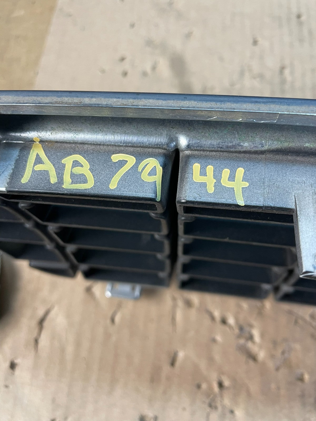 2005 2006 2007 Volvo S40 Front Upper Grille Grill 08620116 OEM AB7944 DG5