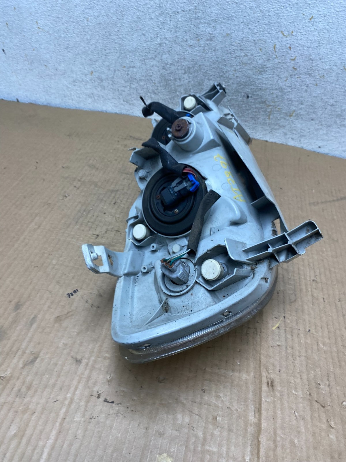 2003 to 2004 Toyota Corolla Left Driver LH Side Headlight AI7897 DW9