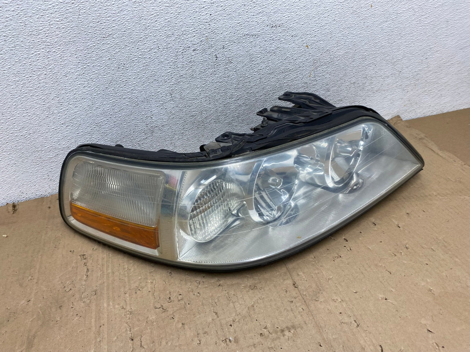 2005 to 2011 Lincoln Town Car Right Passenger Rh Side Headlight AE9282 LK2