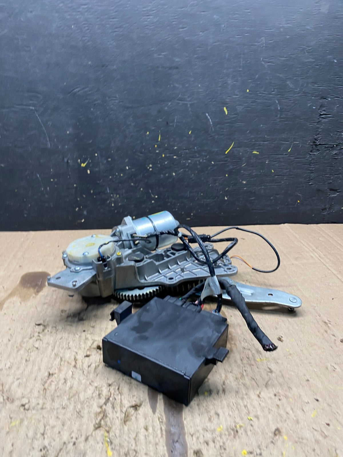 2009 to 2016 GMC Acadia Rear Trunk Liftgate Power Motor Actuator OEM S2522 DG4