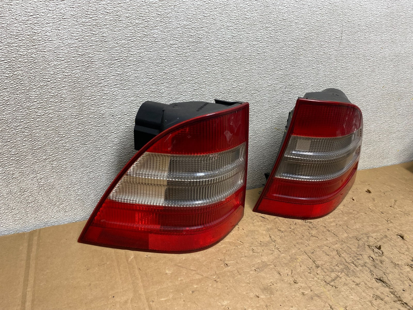 1998 1999 2000 2001 Mercedes ML320 ML-Class Left+Right Tail Lights V8400 DW2