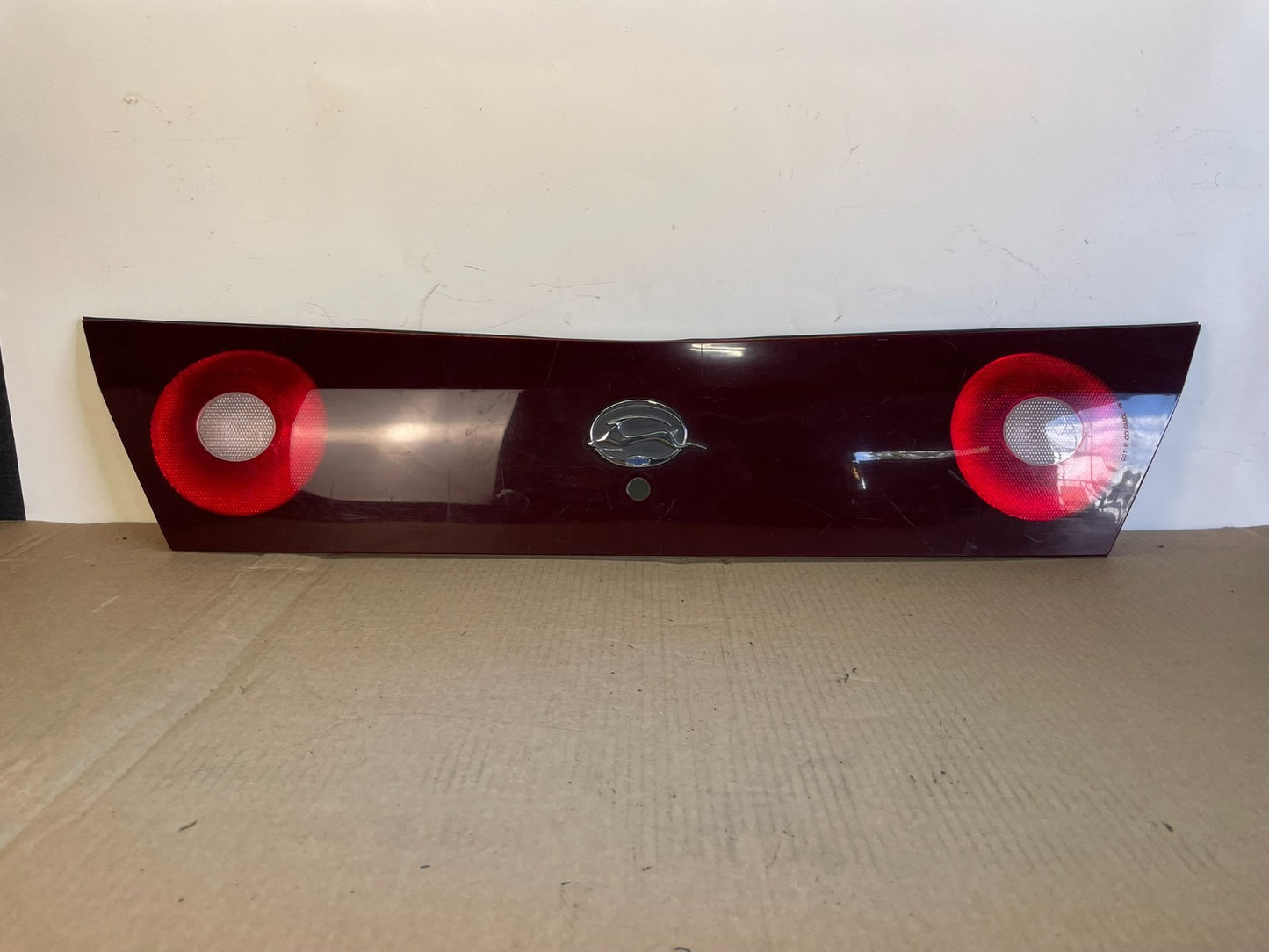 2000-2004 Chevrolet Impala Rear Trunk Center Finish Panel Tail Light AG3121 DG0