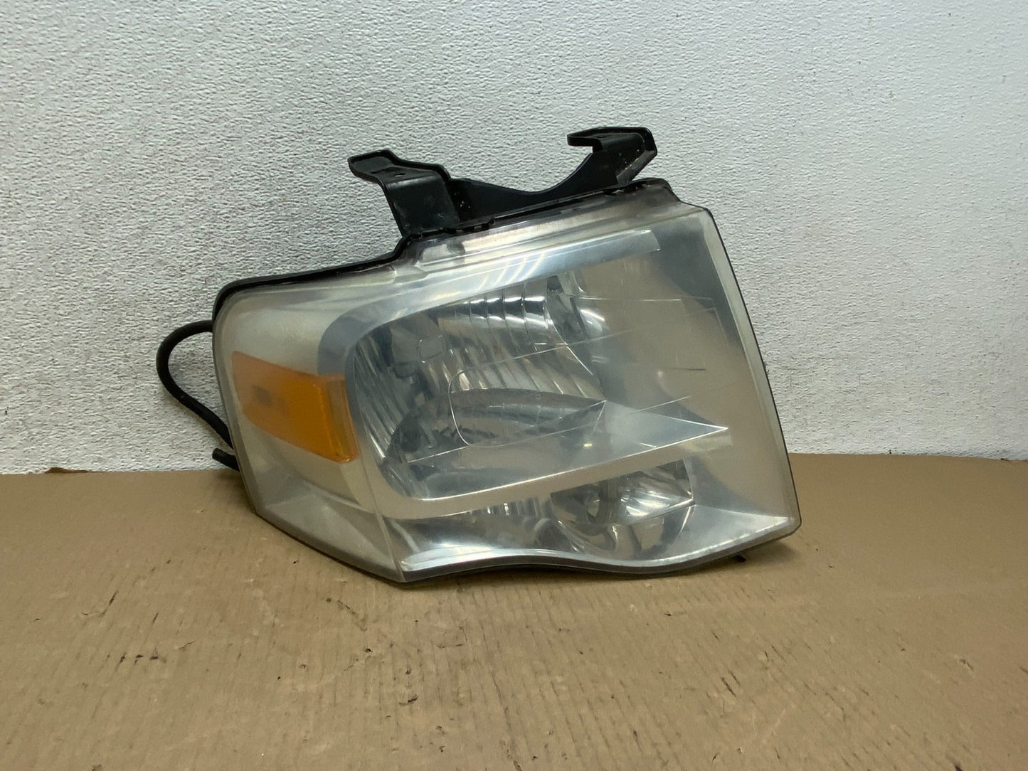2007 to 2014 Ford Expedition Right Passenger RH side Headlight Halogen AG7960 DW0