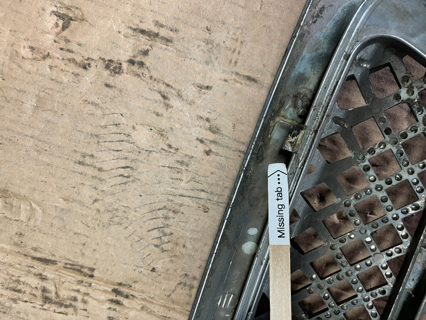 2004 to 2005 Kia Sedona Front Upper Grill Grille Z5930 DG6