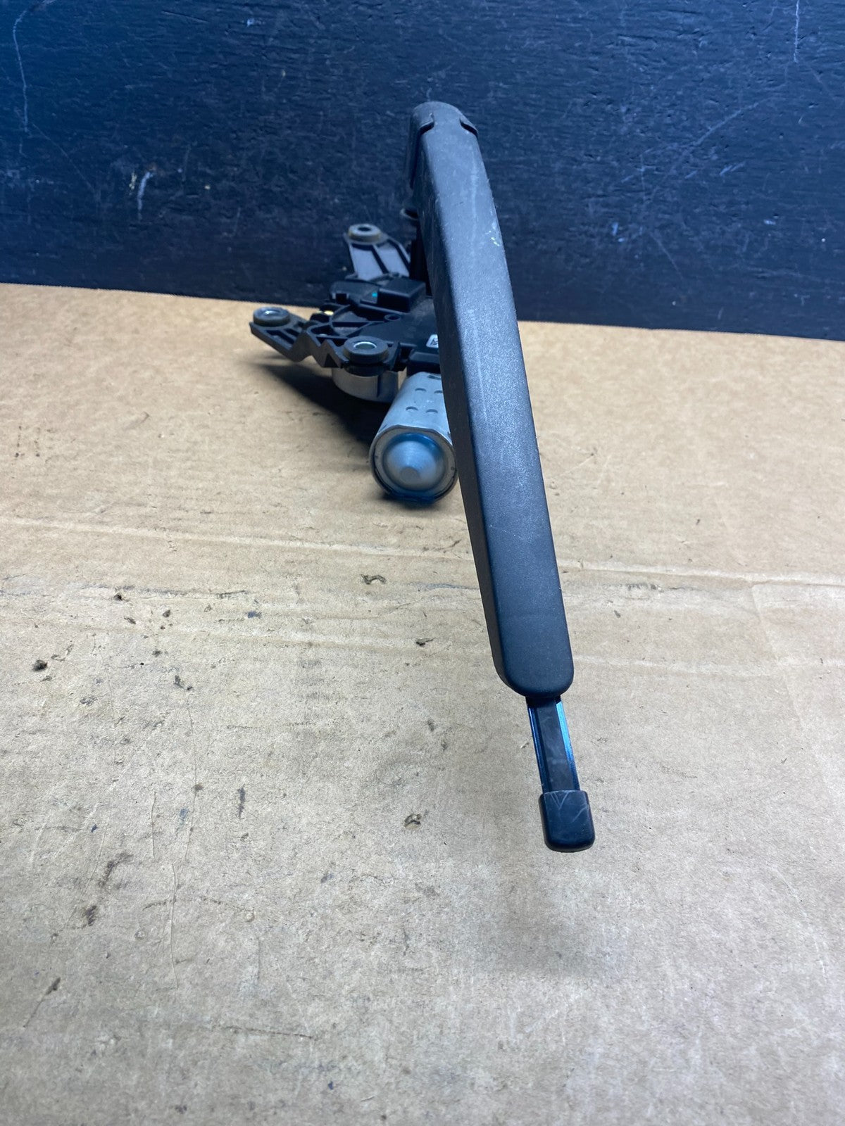 2020 to 2023 Ford Explorer Rear Windshield Wiper Motor ad7408 DG2