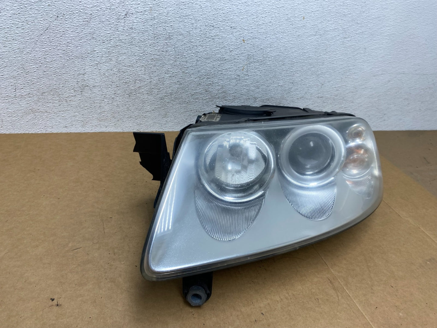 2004 to 2007 Volkswagen Touareg Left Driver Halogen Headlight AE2938 DW2