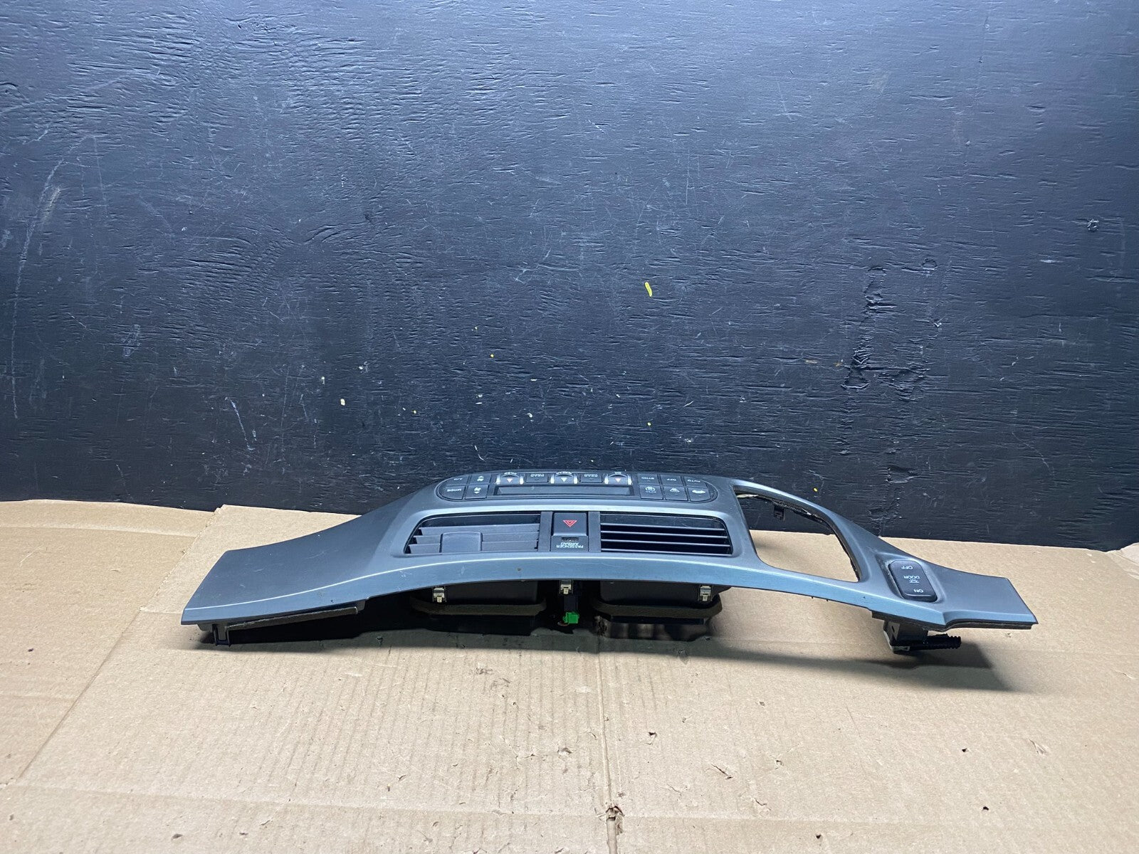 2005 to 2010 Honda Odyssey  Radio Climate Control Dash Trim Bezel L5373 DG4