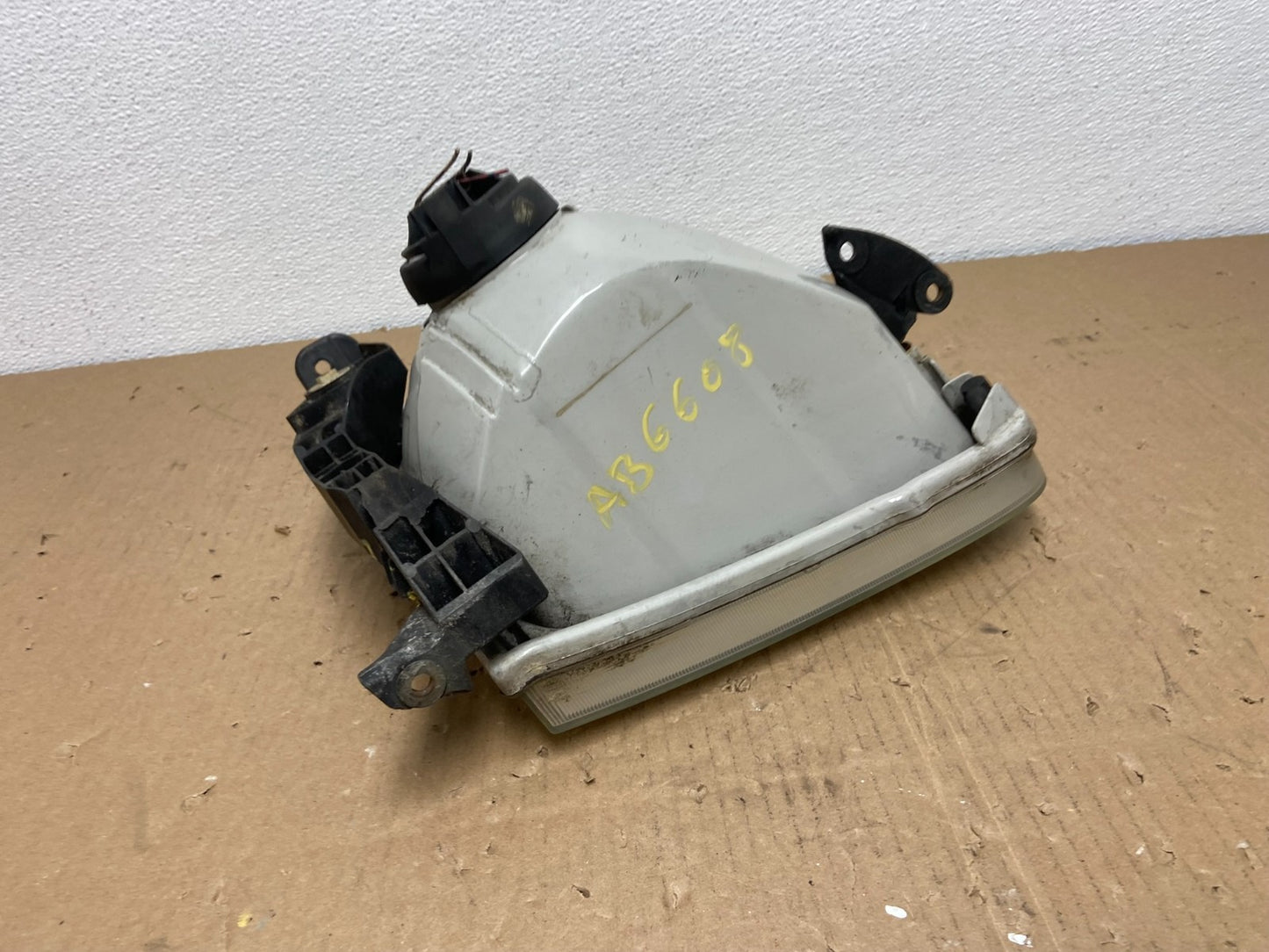 2001-2004 Toyota Sequoia Left Driver LH Side Halogen Headlight AB6608 DW6