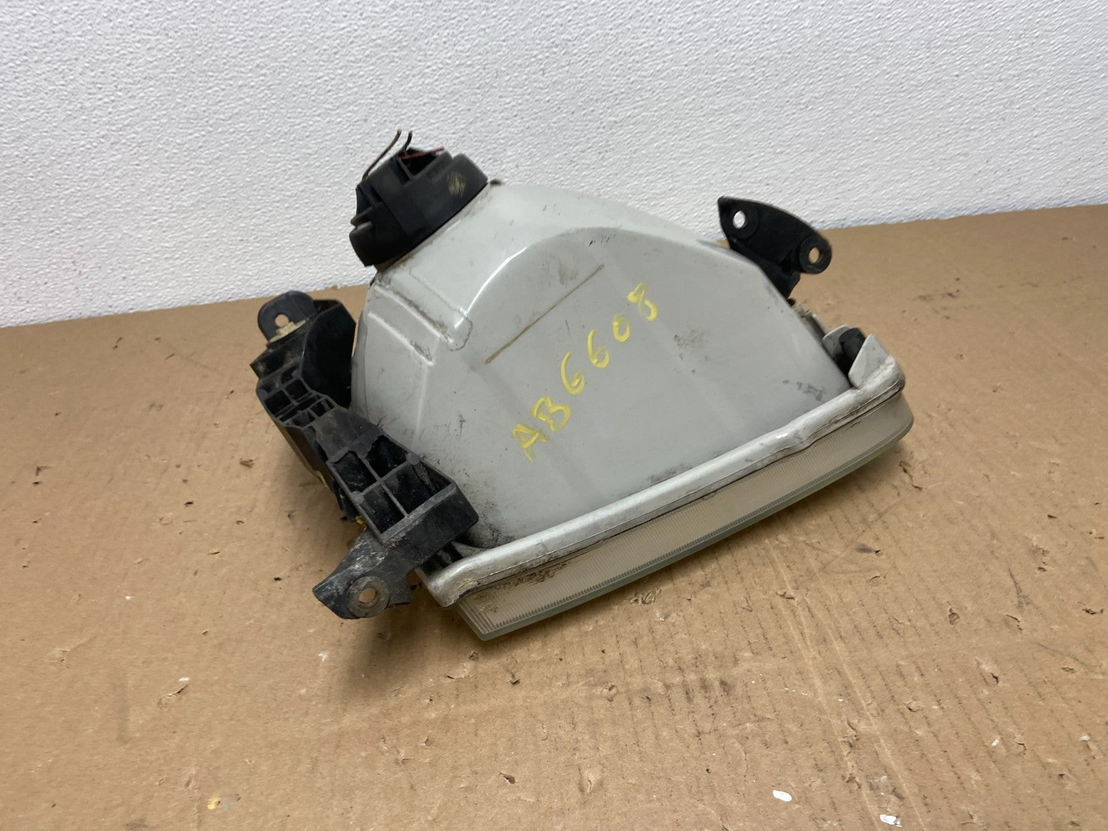 2001-2004 Toyota Sequoia Left Driver LH Side Halogen Headlight AB6608 DW6