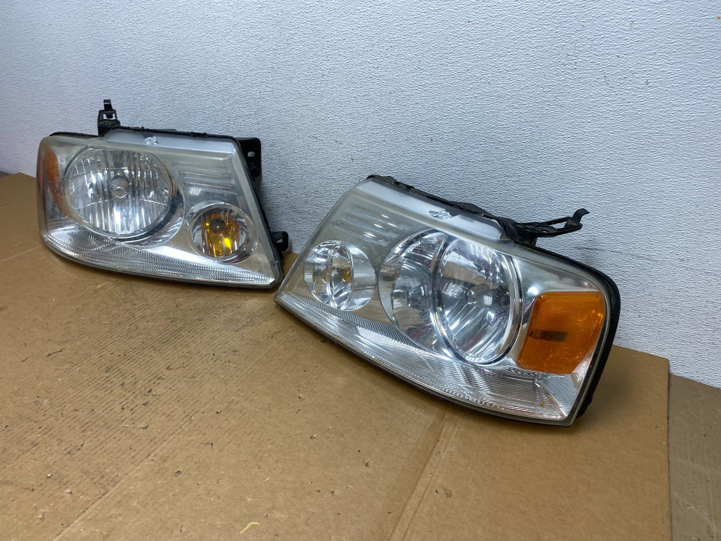 2004 to 2008 Ford F-150 F150 Left+Right Halogen Headlights AE0588 DW1