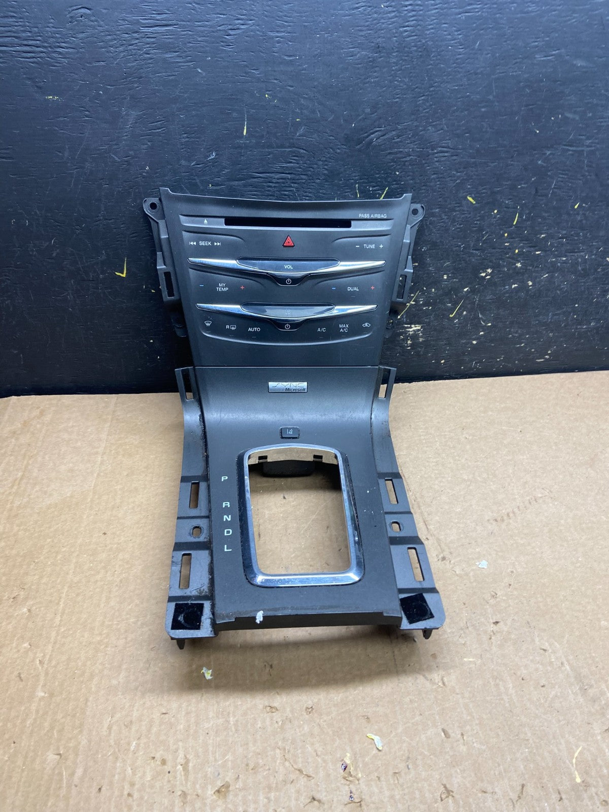2013 to 2019 Lincoln MKT Radio Dual Climate Control Shifter Panel Z4186 DG0