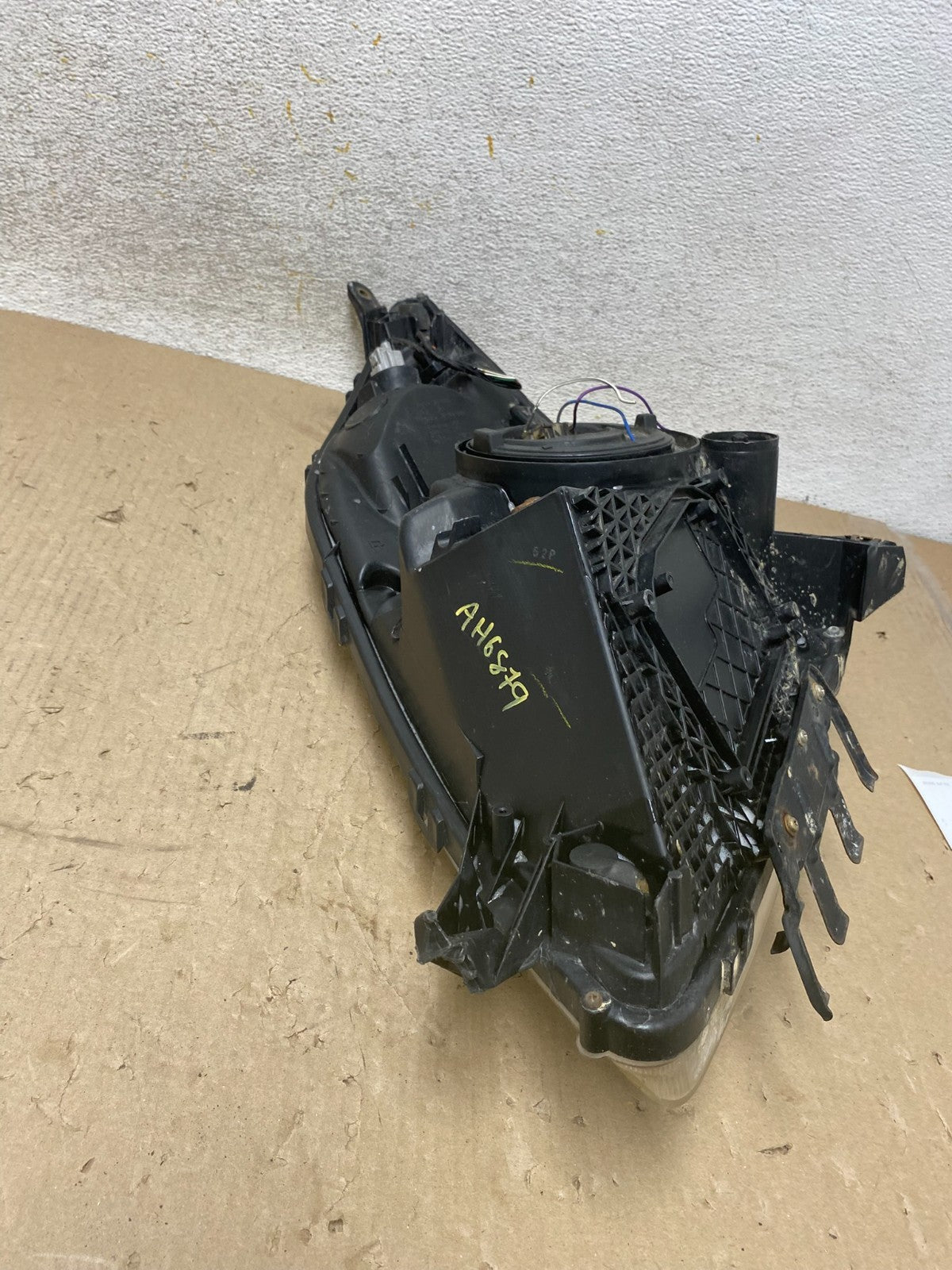 2004-2005 Toyota Prius Right Passenger RH Halogen Headlight AH6879 DW7