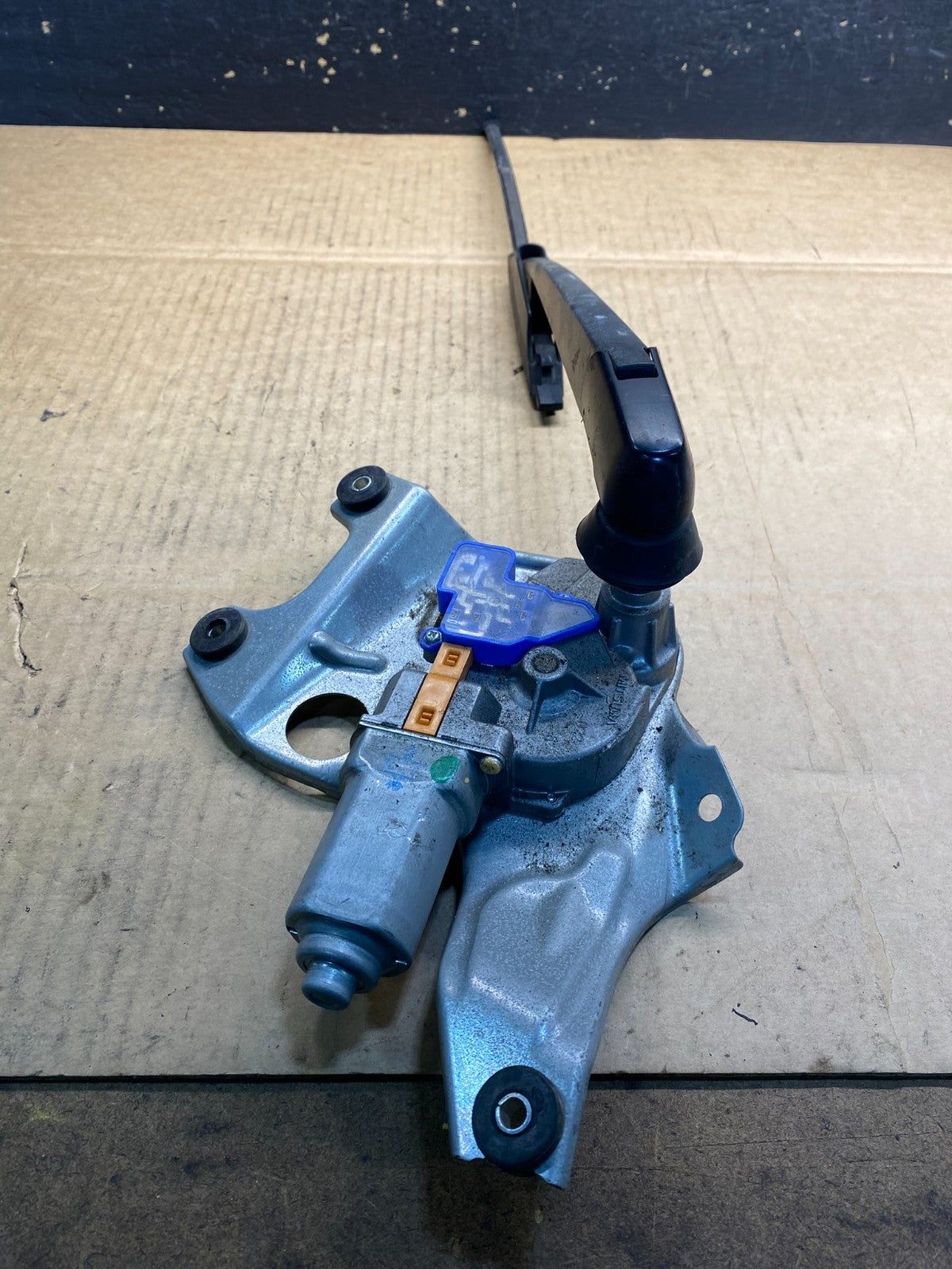 2010 to 2014 Subaru Outback Rear Windshield Wiper Motor AB40134