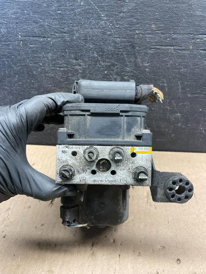 2002 BMW 745i ABS Anti-Lock Brake Pump 6759563 S8027 DG2
