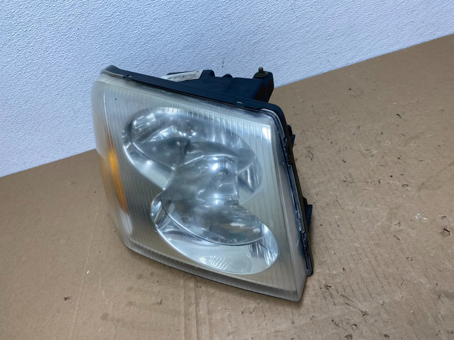 2002 to 2009 Gmc Envoy Right Passenger RH Side Headlight Halogen AB6917 DW1